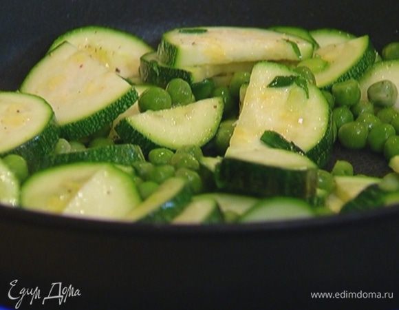 Добавить зеленый горошек, перемешать.