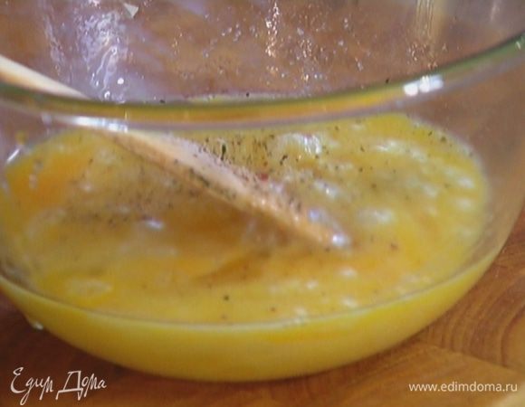 Яйца слегка взбить, посолить, поперчить.