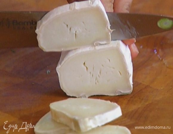 Сыр нарезать небольшими ломтиками.