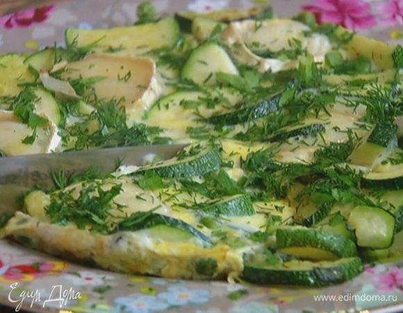Укроп и петрушку мелко порубить и посыпать готовый омлет.