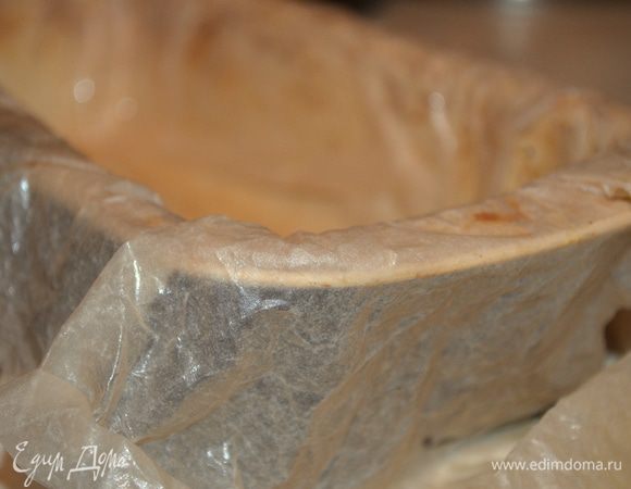 теперь нужно подготовить форму: смазать форму для кекса маслом, выложитьв  нее бумагу для выпечки (которую я сначала мочу водой и мну), затем бумагу тоже смазать маслом. Кстати, такую запеканку можно сделать ив  круглой форме - разрез тоже будет красивый, но шпинат выложить в центр. 