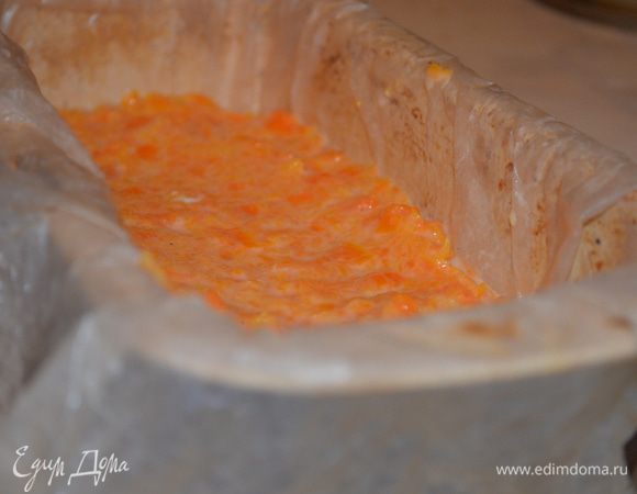 теперь выкладываем овощи: сначала всю морковь