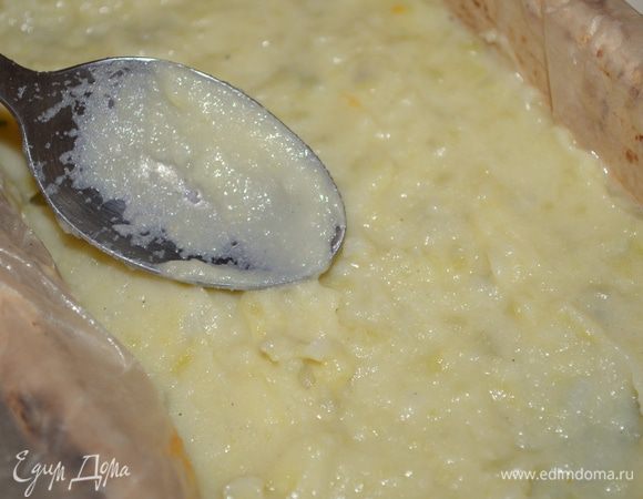 сверху картофельную массу. Накрываем бумагой для выпечки и ставим в разогретую до 200 градусов духовку на 1 час. 