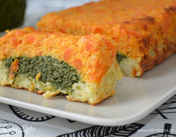 Готовую запеканку оставить в форме на 10-15 минут остыть, затем достать, убрать бумагу и подавать со сметаной или натуральным йогуртом. 