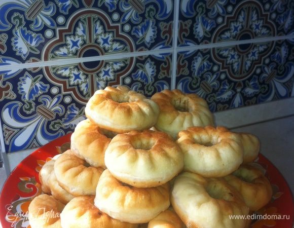 Дрожжевое тесто по вашему рецепту.
Пока тесто подходит делаете фарш из указанных продуктов.