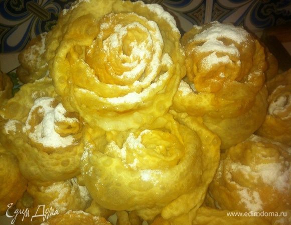 Яйца смешиваем с водкой, добавляем сахар, соль и муку. Замешиваем тесто как на пельмени.  Раскатываем большим кругом. Делим на полоски.