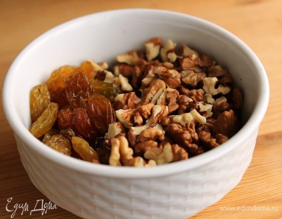 Орехи поломайте на кусочки, помойте изюм и обсушите.