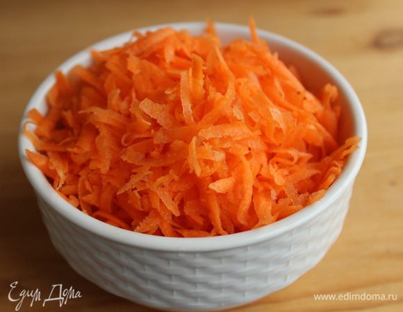 Морковь натрите на крупной терке. Отожмите лишний сок.