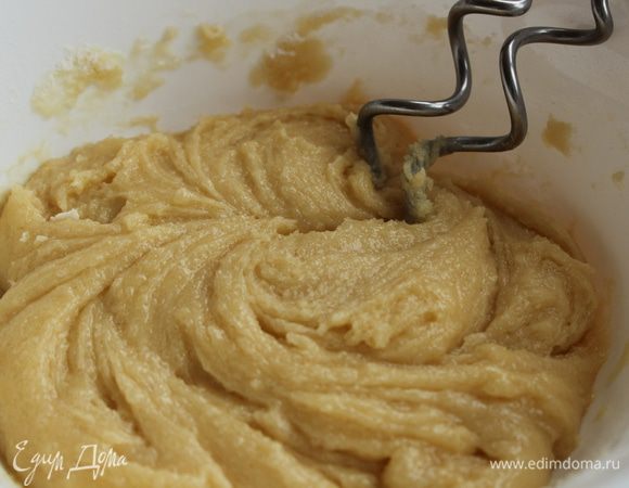 Замесите тесто из муки (просейте ее вместе с содой), яиц, сахара и масла. Вымесите до однородности.