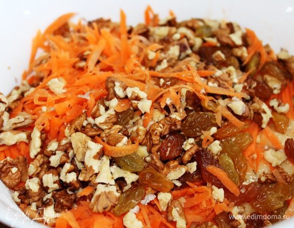 Добавьте морковь, орехи и изюм.