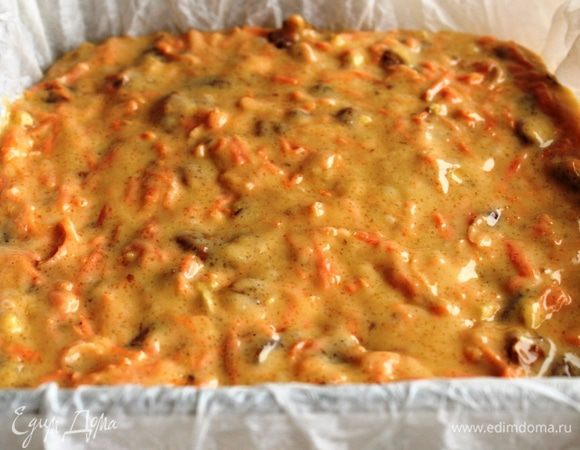 Форму для выпечки выстелите бумагой. Я предварительно опускаю бумагу в воду. Выложите тесто и равномерно распределите.