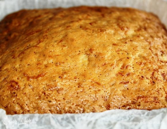 Выпекайте 40 минут при температуре 180°C. Готовность проверяется при помощи деревянной шпажки. Хорошо остудите кекс перед подачей. Украсьте по своему вкусу. Я для украшения взяла варенье из грецких орехов.