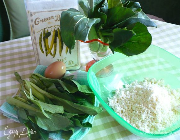 Смешиваем творог с солью, сахаром и яйцом. Шпинат моем, обдаем кипятком и мелко режем или измельчаем в блендере. Добавляем к творогу.