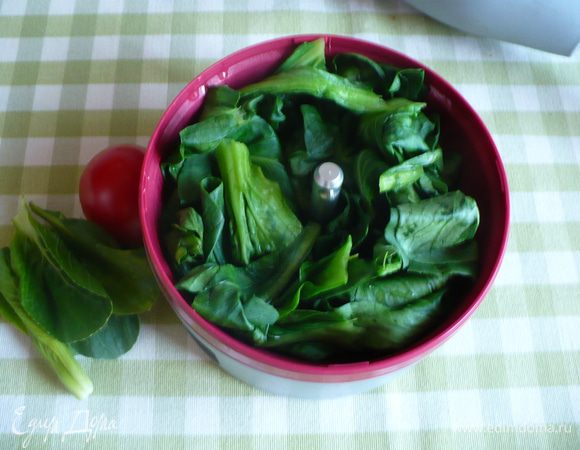 Затем добавить муку. Вымешиваем тесто. Формируем вареннички и помещаем в морозилку. 