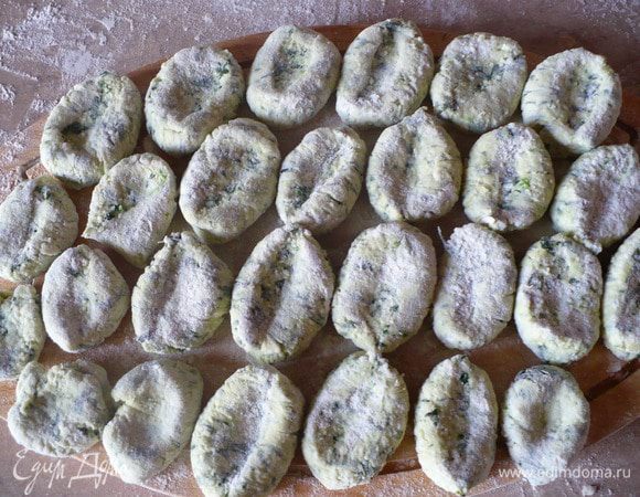 Вкусно с топленым маслом и (или) сметаной. 
Вообще вкус интересный, даже мужу понравилось (хотя он такое не ест). Советую смело! 
