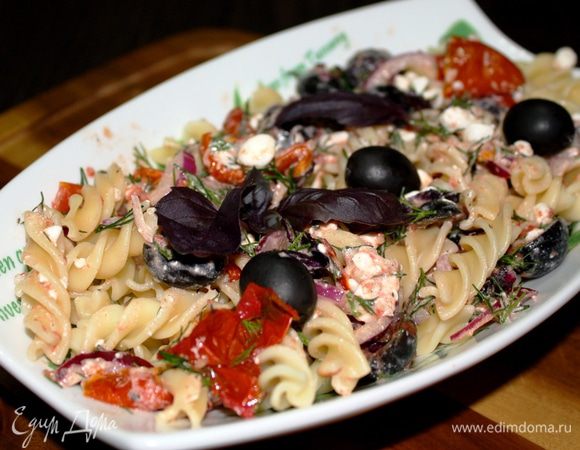 Перед подачей выкладываем макароны и перемешиваем их с получившимся салатом. Приятного аппетита!!!