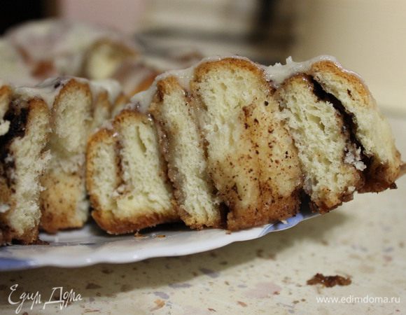 Для опары развести дрожжи, смешанные с 1 ст. л. сахара, 100 мл теплого молока и 1 ст.л. муки. Поставить в теплое место на 10-15 мин.