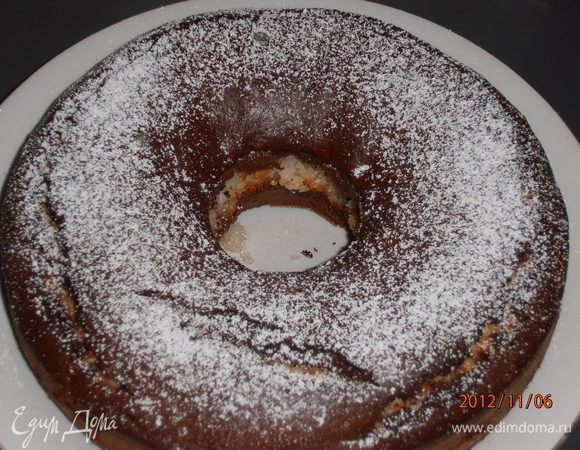 Выпекать при температуре 190 градусов в течение 45-50 минут. Дать остыть, вынуть  и посыпать сахарной пудрой.Этот торт будет еще вкуснее,если полить сверху шоколадной глазурью..