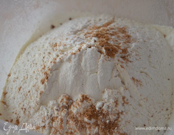 Муку просеять и смешать с солью, корицей, разрыхлителем, апельсиновой цедрой, содой и кардамоном молотым. Если кардамон в "стручках", то размолоть его в ступе.