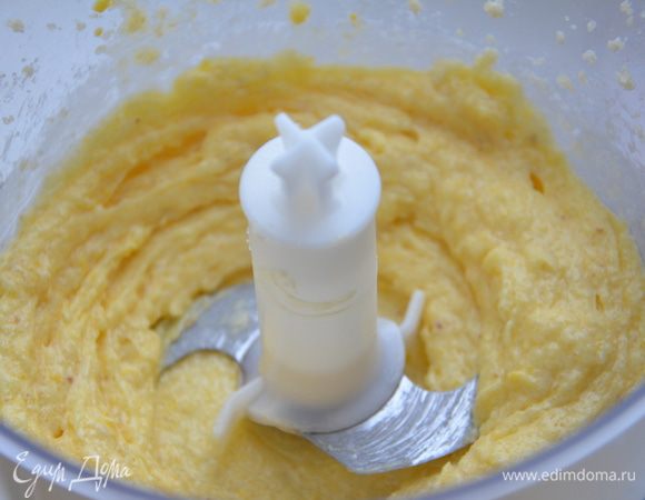 Масло комнатной температуры взбить с сахаром и ванильным сахаром,добавить яйцо и желток,взбить еще раз.