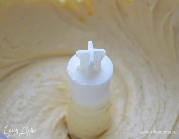 Добавить в масло взбитое с сахаром половину муку с пряностями, взбить, добавить ряженку, взбить и добавить последнюю половину муки,взбить еще раз.