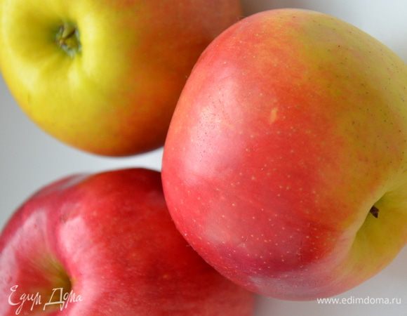 Яблоки брать примерно одного диаметра.