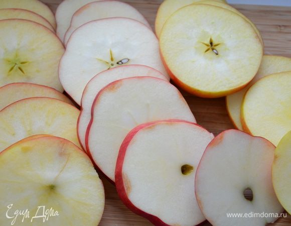 Яблоки нарезать кольцами,толщиной около 0,5 см.