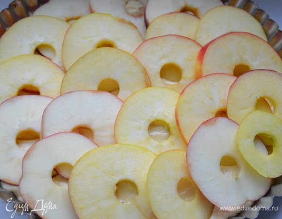 Удалить из яблок сердцевину (я удаляла при помощи металлический насадок для кондитерского мешка,широкой стороной просто вырезала надавливая на яблоко сердцевину). Если вам удобнее сначала достать сердцевину,а затем нарезать яблоки,то можно поступить и так.