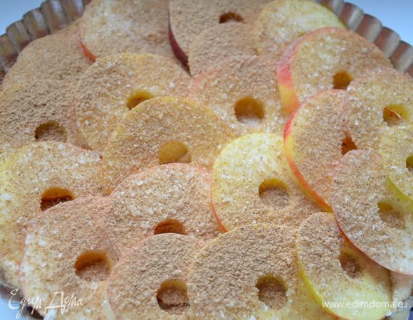 Выложить яблоки на тесто внахлест. Присыпать их сахаром и молотой корицей. Поставить запекаться при 190С, около 30 минут.