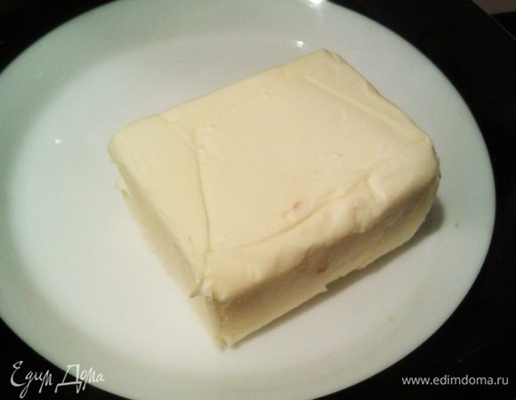 Первым делом нужно достать сливочное масло из холодильника.