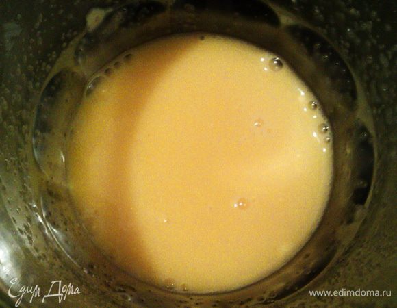 Теперь займемся пудингом. Если у вас не продается пудинг, то можно его заменить 2 ст. л. кукурузного крахмала и пакетиком ванильного сахара.

В стакан всыпаем пудинг и сахар, заливаем 50-70 мл молока и тщательно взбиваем, чтобы не было комочков.