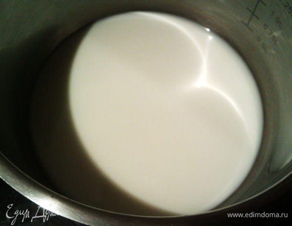 В кастрюльке на среднем огне доводим до кипения остальное молоко.