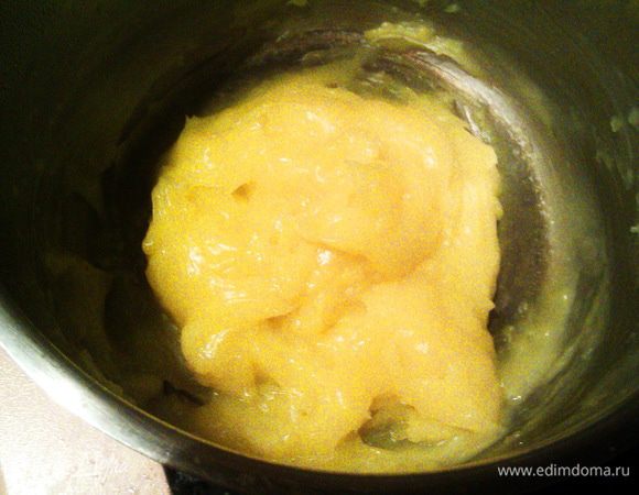 Тоненькой струйкой вливаем пудинг, постоянно взбивая, пока он не заварится (пару минут).