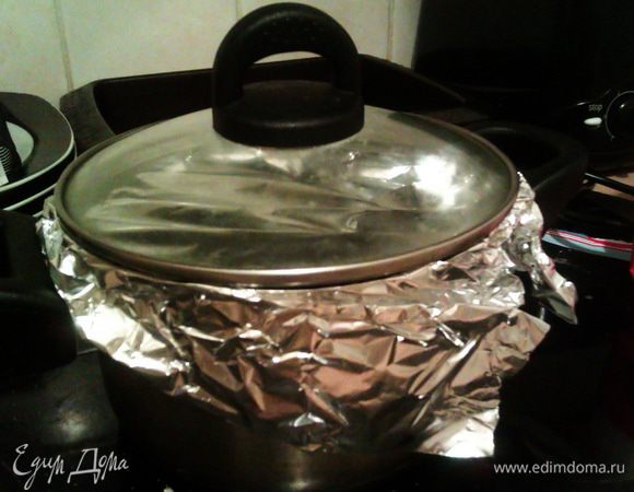 Сразу же накрываем фольгой и крышкой, чтобы не поступал воздух и ставим остывать (в холодильник не ставить!).
