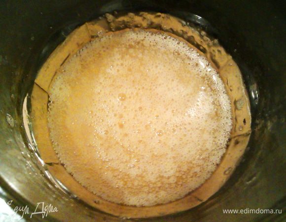 Теперь перейдем к тесту. Разогреваем духовку до 180 гр. Взбиваем яйца с сахаром, тоненькой струйкой вливаем масло, не переставая взбивать.