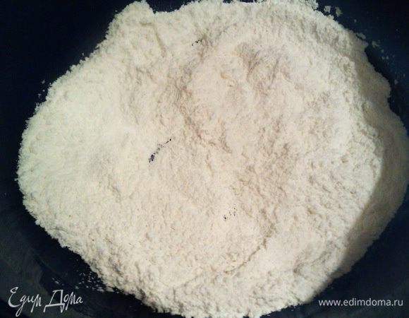 Муку смешиваем с разрыхлителем.