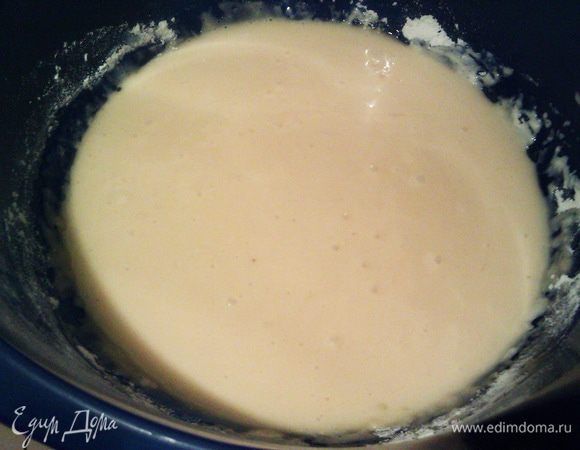 В муку вливаем молоко (90 мл) и яично-масляную смесь, тщательно перемешиваем до однородного состояния.