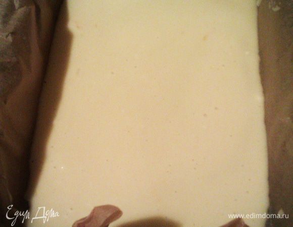 Форму (у меня 26 на 19 см) выстилаем бумагой для выпечки, выливаем в нее две трети теста.