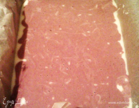 В остальное тесто добавляем какао и чайную ложку молока. Аккуратно выливаем в форму, без помощи лопатки. Я выливаю тесто змейкой и даю тесту немного самому растечься.