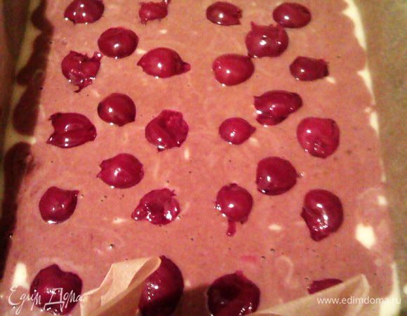 Выкладываем вишни сначала ровными рядами (чтобы получился красивый ровный узор). Оставшиеся вишни можно распределить между ними.