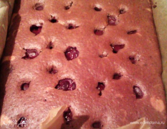 Выпекаем 25 мин., проверяем готовность зубочисткой. Достаем из формы и охлаждаем. 