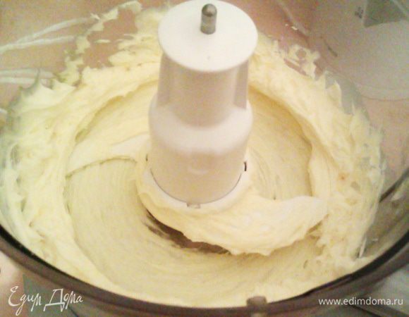 Когда корж остыл, проверяем наш пудинг, если и он уже остыл до комнатной температуры, то можно вернуться к крему. Взбиваем масло.
