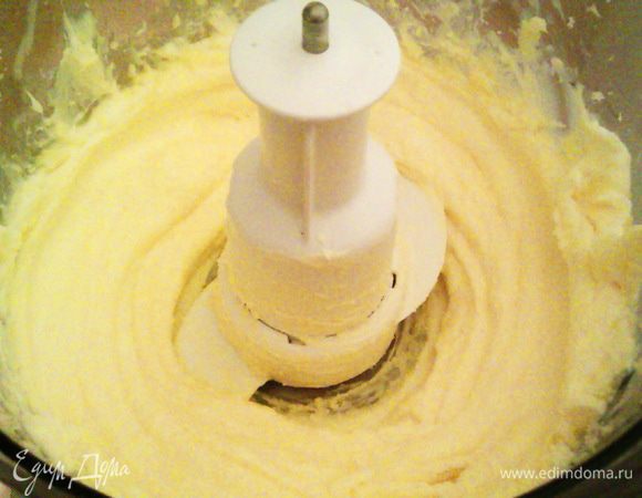 Добавляем пудинг и взбиваем до однородной массы на высокой скорости.