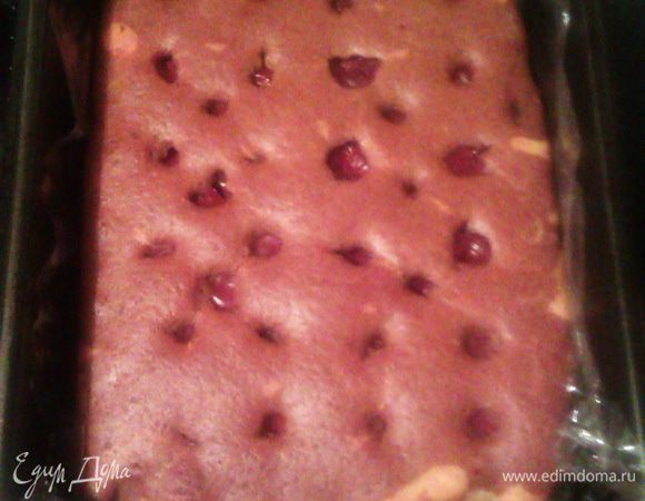 Форму выстилаем пищевой пленкой и возвращаем в нее бисквит. На этом этапе удобно сделать заметки карандашом на форме, где находятся вишневые ряды, чтобы потом знать, где красиво разрезать ))