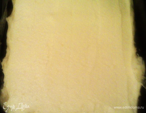 Смазываем корж кремом, наполняя все ямки. Разравниваем крем лопаткой. Отправляем в холодильник на полчаса.