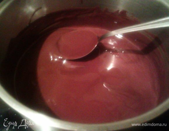 Теперь перейдем к глазури. На водяной бане или очень низком огне топим шоколад кусочками с растительном маслом, постоянно помешивая. Охлаждаем до комнатной температуры.