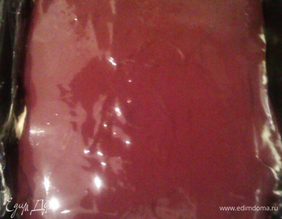 Достаем десерт из холодильника, поливаем глазурью, аккуратно разравниваем лопаткой, не задевая нижний слой, чтобы крем не растаял.