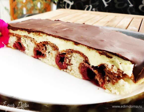 Оправляем в холодильник минимум на пару часов. Перед подачей нарезаем поперек по рядам вишен, можно еще разрезать пополам. После нарезки можно минут на 15 оставить при комнатной температуре. По желанию можно украсить взбитыми сливками и вишнями. Все, пирожные готовы, наливаем кофе или чаек и наслаждаемся!!! Приятнейшего аппетита!!!