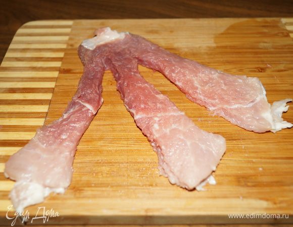 Мясо помыть, обсушить сухим полотенцем, отбить и разрезать на 3 равные части не дорезая до конца (так чтобы можно было сплести косичку), посолить и поперчить.