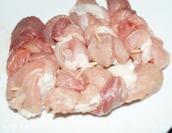Сплести из мяса косичку и сколоть концы зубочисткой, чтобы косичка не распалась в процессе приготовления.